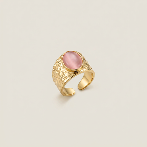 Anillo abierto vintage dorado con piedra ovalada rosa en el centro, acabado texturizado martillad. Talla ajustable, diámetro interior 1,7-1,8 cm.
