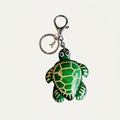 Llavero Tortuga artesanal de piel verde con mosquetón metálico y charm lazo acero inoxidable