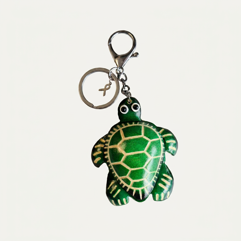 Llavero Tortuga artesanal de piel verde con mosquetón metálico y charm lazo acero inoxidable