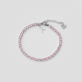 Pulsera PINK 26 de acero inoxidable con circonitas rosas y colgante lazo solidario, cadena ajustable con mosquetón, sobre fondo mármol blanco