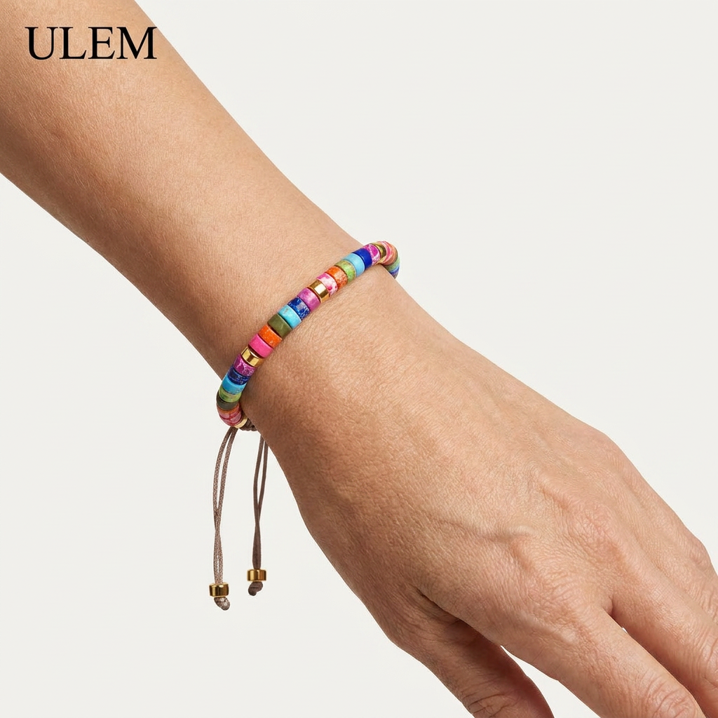 Pulsera Formentera de piedra natural multicolor azul verde naranja rojo lila con acero inoxidable dorado cordón de macramé marrón y dije lazo solidario dorado, hecha a mano