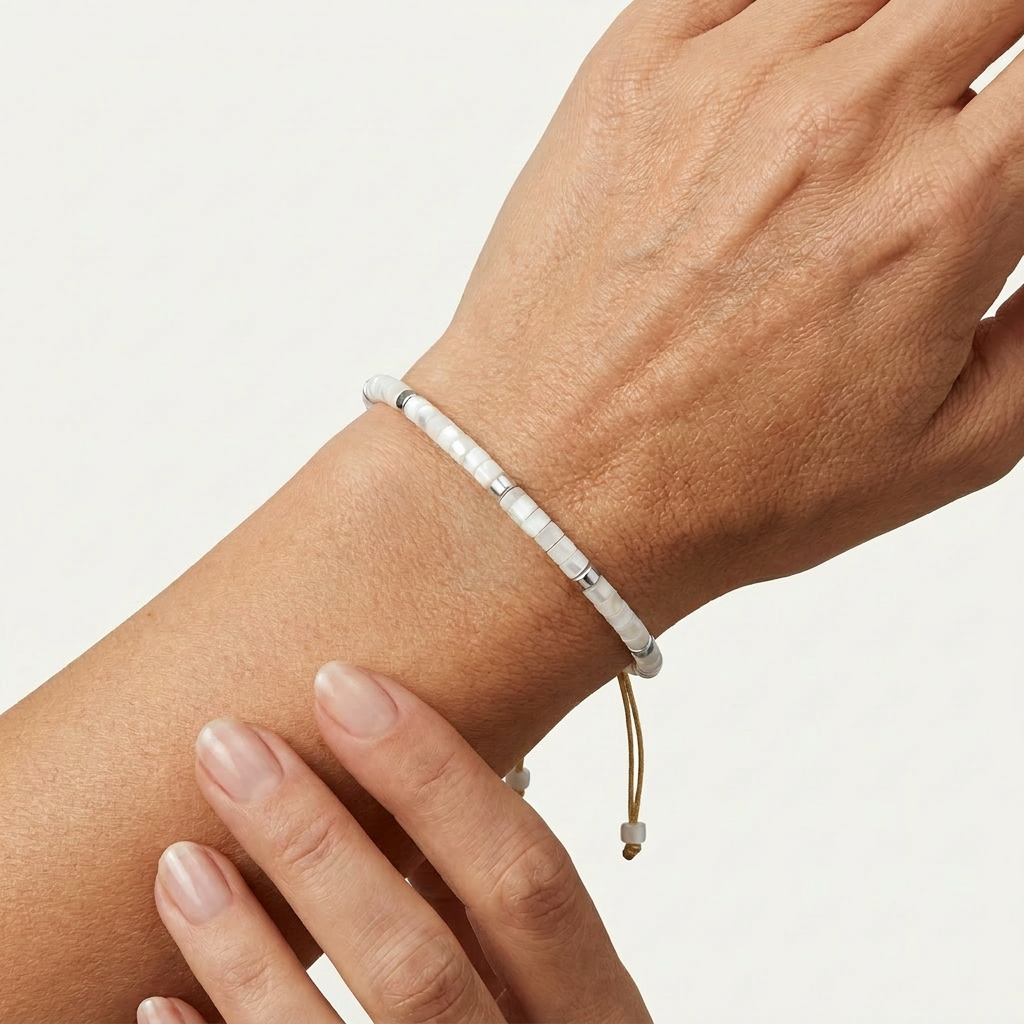 Pulsera Ibiza de nácar blanco y acero inoxidable plateado con lazo solidario, ajustable