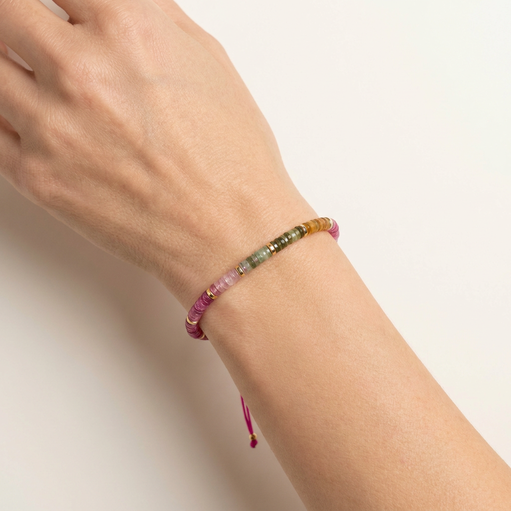 Pulsera Mallorca de piedra natural multicolor rosa verde y ocre con acero inoxidable dorado cordón de macramé rosa y dije lazo solidario dorado