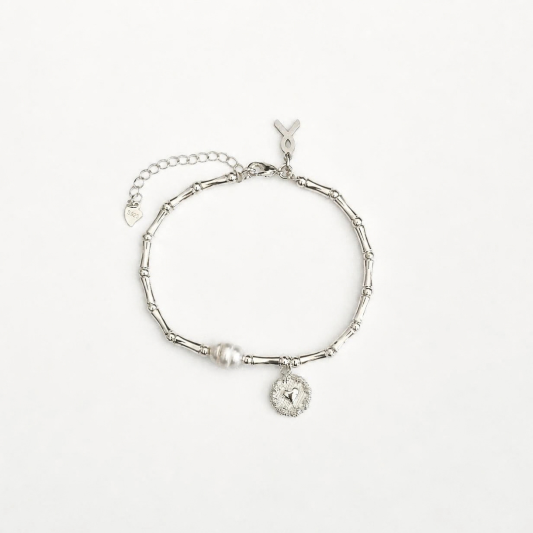 Pulsera Bambú de color plata con eslabones de estilo bambú, perla artificial, colgante de corazón y cadena de extensión.