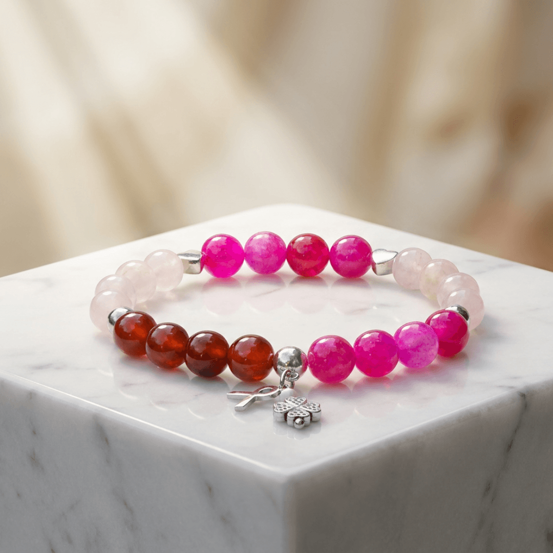 Pulsera de la Felicidad sobre mármol con turmalina rosa, jade y marrón chocolate, colgante lazo solidario y trébol de la suerte