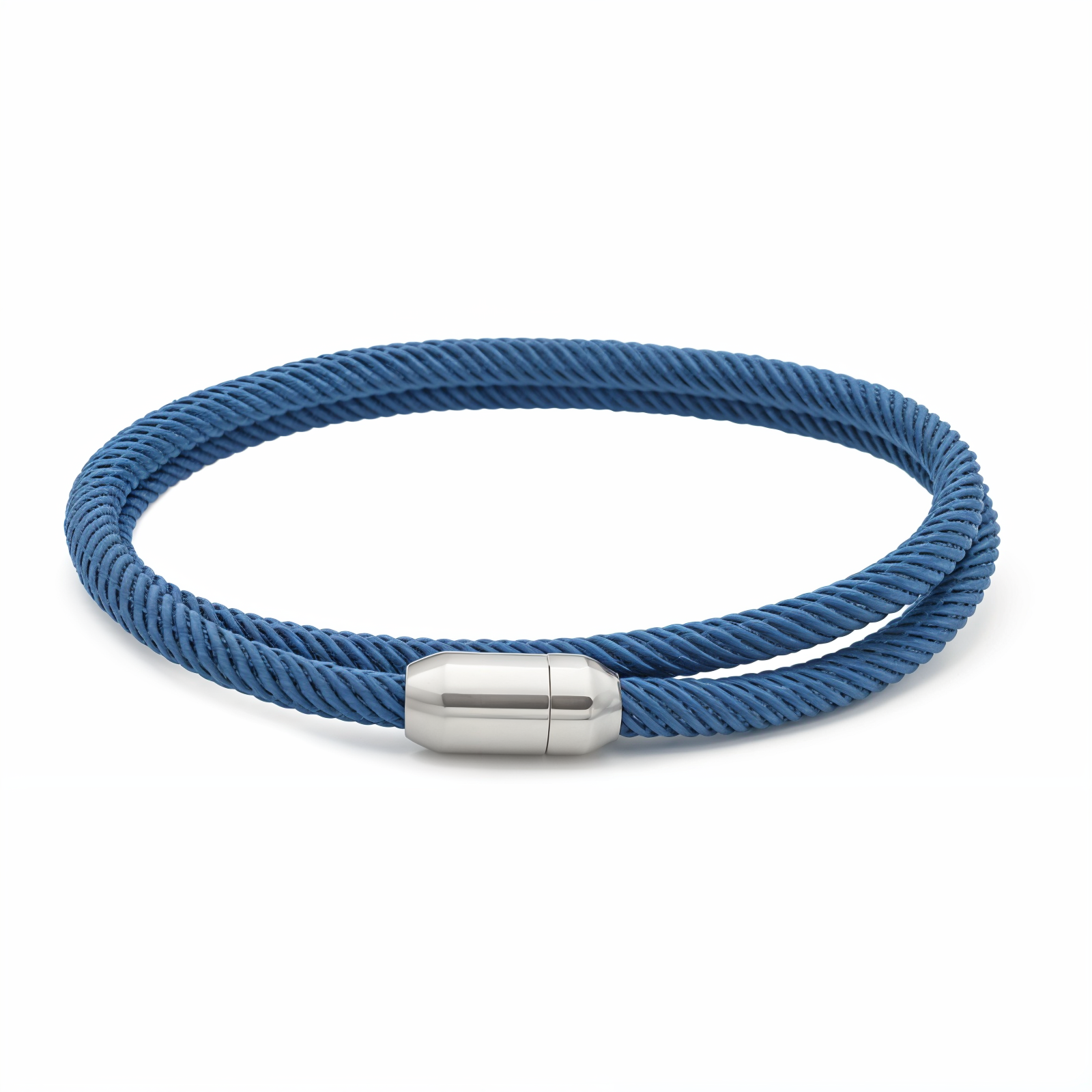 Pulsera de doble vuelta en cuerda Milán trenzada azul con cierre magnético de acero inoxidable plateado.