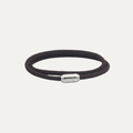 Pulsera de doble vuelta en cuerda Milán trenzada marrón café oscuro con cierre magnético de acero inoxidable plateado, sobre fondo gris claro