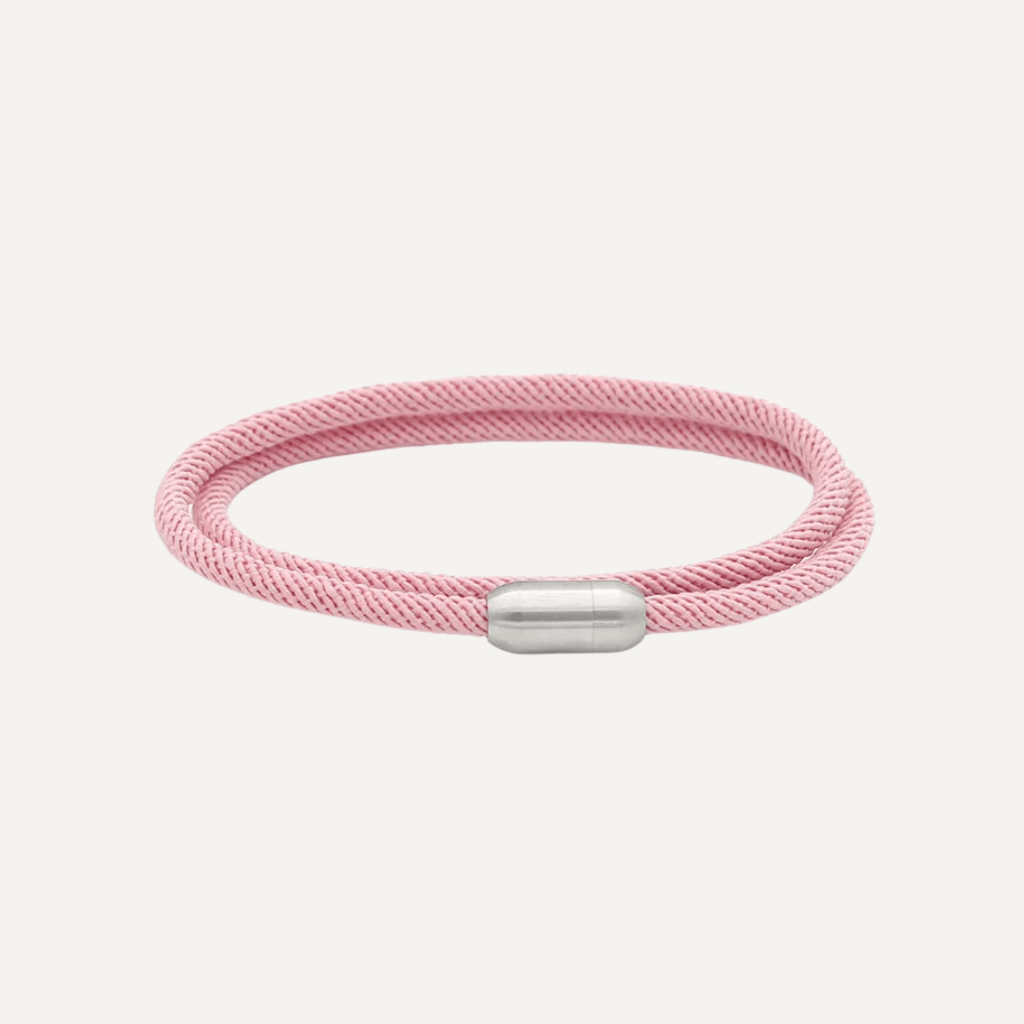 Pulsera de cuerda trenzada rosa macaron de doble vuelta con cierre magnético de acero inoxidable plateado, sobre fondo blanco