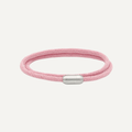 Pulsera de cuerda trenzada rosa macaron de doble vuelta con cierre magnético de acero inoxidable plateado, sobre fondo blanco