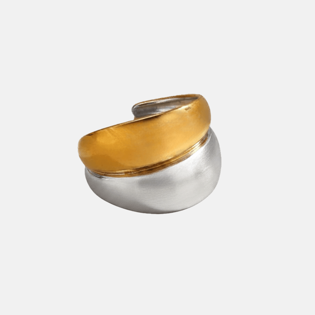 Anillo bicolor ajustable de acero inoxidable con banda dorada y banda plateada, diseño abierto estilo vintage, sobre fondo blanco