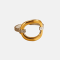 Anillo ovalado ajustable de acero inoxidable bicolor oro y plata con diseño geométrico vintage, sobre fondo blanco