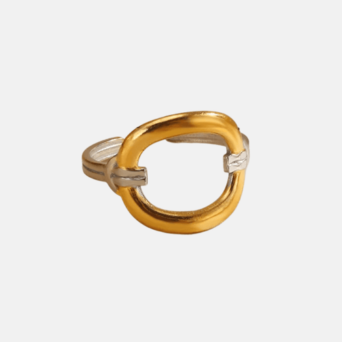 Anillo ovalado ajustable de acero inoxidable bicolor oro y plata con diseño geométrico vintage, sobre fondo blanco